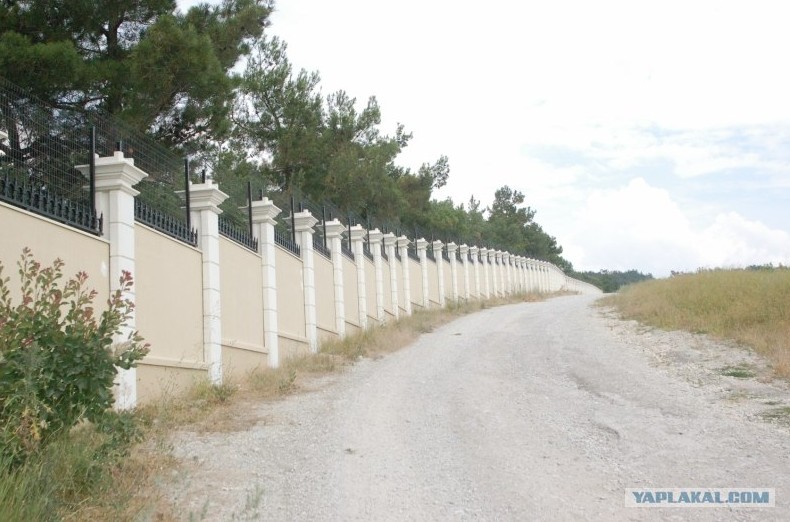 Почему растёт забор вокруг дворца Патриарха: четыре статьи УК РФ - «Недвижимость»