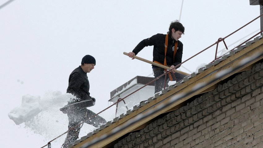 Роструд напомнил о мерах безопасности при очистке крыш от снега - «Недвижимость»