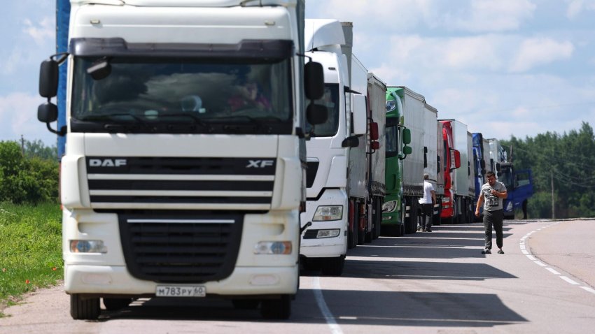 В Приангарье ограничили движение грузовиков на размытой дождем трассе - «Недвижимость»