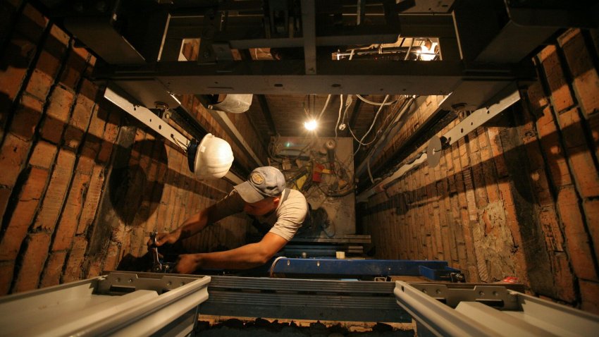 Ростехнадзор: каждый пятый лифт в России превысил сроки эксплуатации - «Недвижимость»