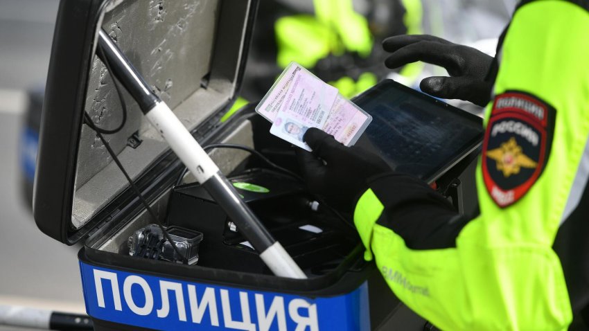 Юристы рассказали, как избавиться от автомобиля с рекламой во дворе - «Недвижимость»