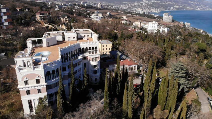 Крымчанин спел гимн России в бывшей квартире Зеленского в Ялте - «Недвижимость»