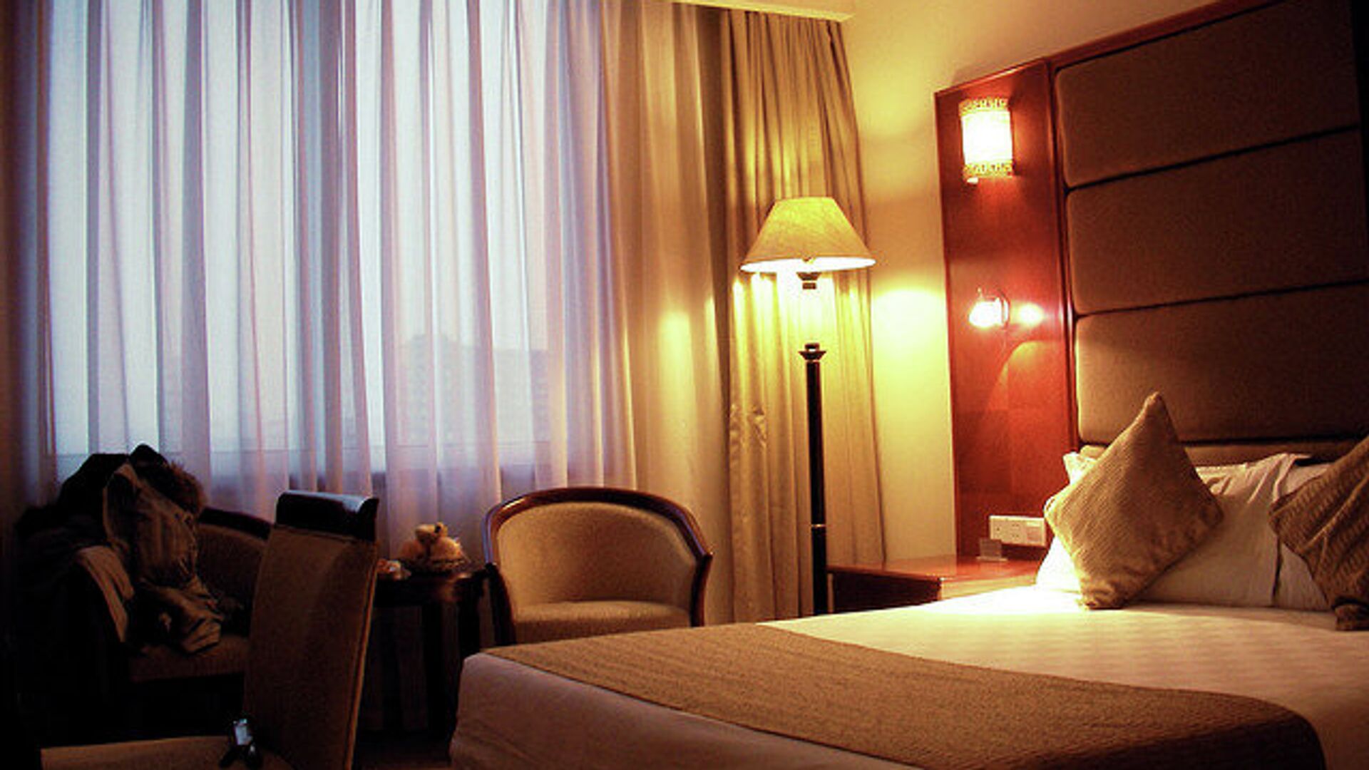 Гостиница обязана. Covid 19 отель. Отель с территорией в МО. Пекин отель Гранд. Светильники из гостиницы Пекин.