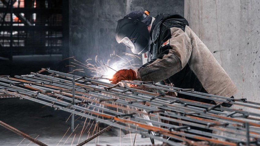 Эксперты: в стройотрасли РФ больше всего не хватает сварщиков и маляров - «Недвижимость»