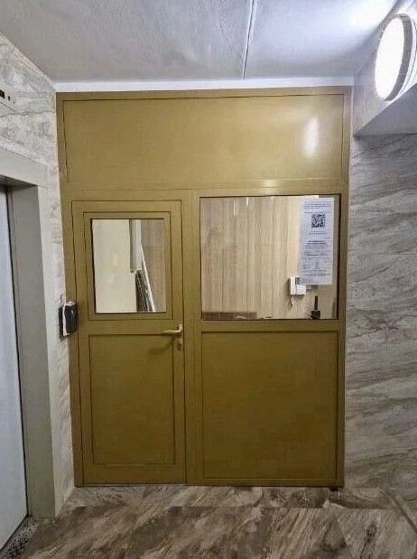 Мосжилинспекция заставила УК демонтировать незаконную консьержную в подъезде - «Недвижимость»