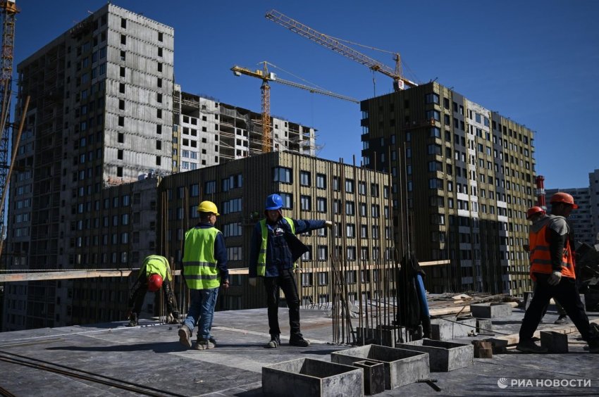 РИА Новости: работодатели в 2026 году дольше всего ищут сметчиков и прорабов - «Недвижимость»